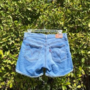 LEVIS LIGHT WASH SHORTS